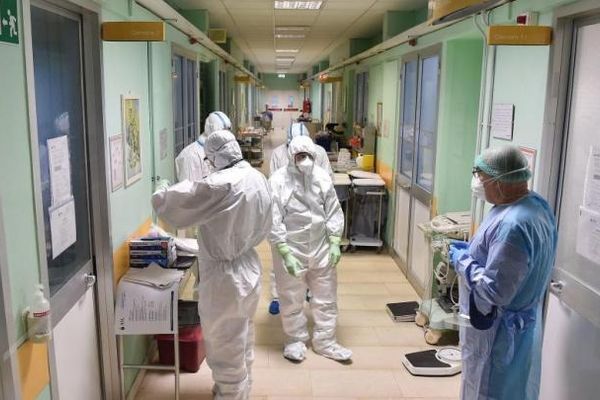 Πάνω από χίλια κρούσματα τα μισά στην Αττική