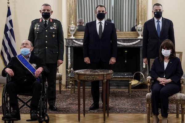 Παρασημοφόρηση του εφοπλιστή που άφησε όλη την περιουσία του στις Ένοπλες Δυνάμεις