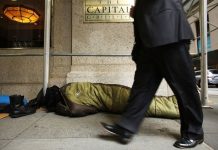 Financial Times: Η πανδημία διευρύνει το χάσμα μεταξύ πλουσίων και φτωχών
