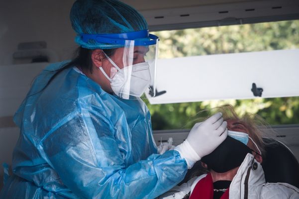 Ραγδαία αύξηση των θανάτων: 47 νεκροί στα 2.871 τα νέα κρούσματα