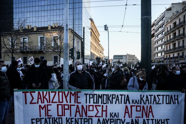 Τρεις διαδηλώσεις γύρω από το Σύνταγμα την πιο «μαύρη» μέρα της πανδημίας