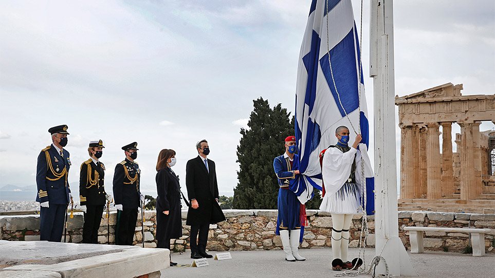 Η έπαρση της σημαίας στον Ιερό Βράχο της Ακρόπολης
