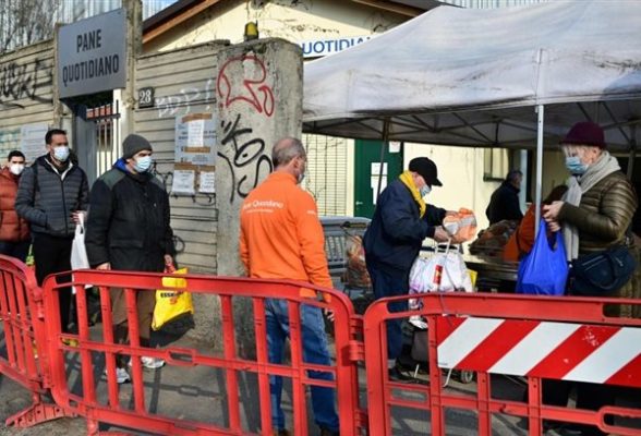 Απίστευτες εικόνες στο Μιλάνο: Ουρές για ένα πιάτο φαί λόγω πανδημίας