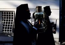 Χωρίς τιμές αρχηγού κράτους με ευλάβεια και ταπεινότητα το Άγιο Φως στην Ελλάδα