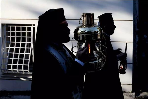 Χωρίς τιμές αρχηγού κράτους με ευλάβεια και ταπεινότητα το Άγιο Φως στην Ελλάδα