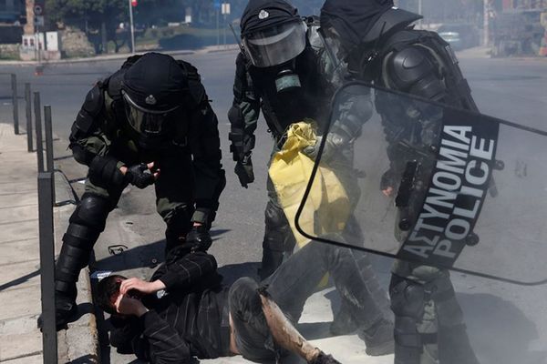 "Μπάχαλο" στο πανεκπαιδευτικό στη Θεσσαλονίκη, έριξαν μολότοφ σε διαδηλωτή - Τον έσωσαν αστυνομικοί