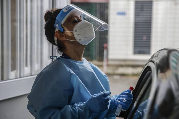 Αγωνία ειδικών και κυβέρνησης για τα κρούσματα και τις μεταλλάξεις