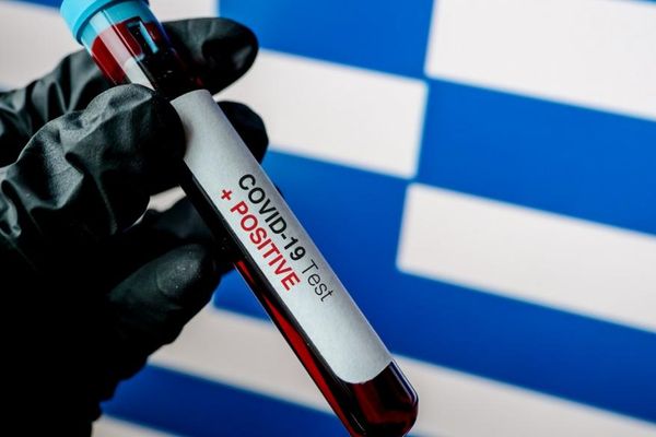 Στη δίνη της Όμικρον η χώρα: 50.126 νέα κρούσματα τα 19.828 στην Αττική