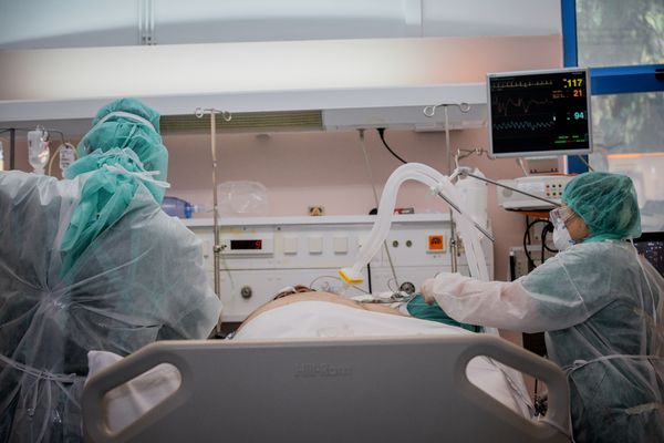 Σοκ με 105 νεκρούς σε ένα 24ωρο πάνω από 80% στις ΜΕΘ ανεμβολίαστοι