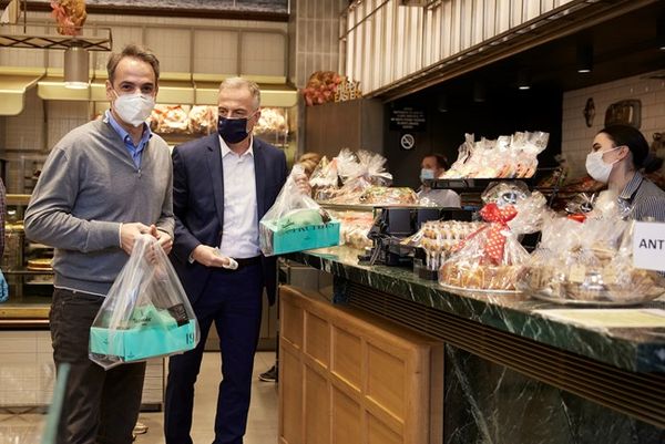 «Χολή» από ΣΥΡΙΖΑ γιατί ο Μητσοτάκης αγόρασε τσουρέκι στην Θεσσαλονίκη!