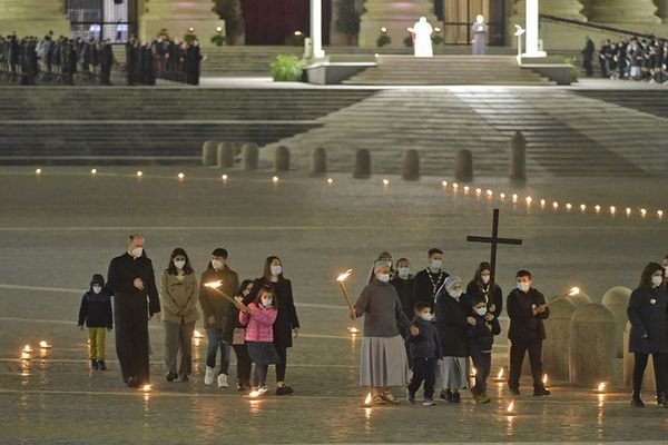 Μελαγχολικό Πάσχα των καθολικών-«Μόνος» ο Πάπας στην πλατεία του Βατικανού