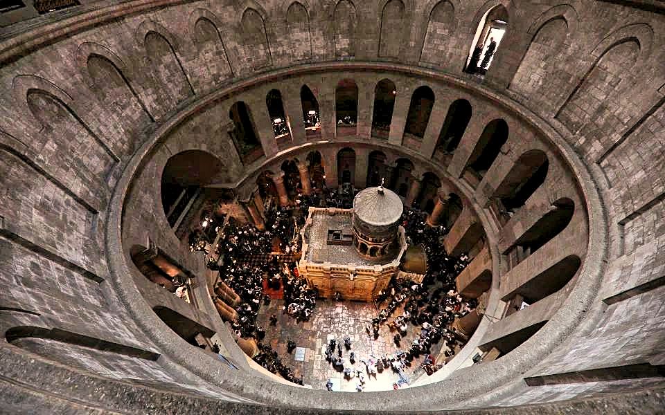 Με λαμπρότητα η αφή του Αγίου Φωτός