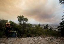 Μάχη με τις φλόγες στον Κορινθιακό-Σύννεφα καπνού κάλυψαν την Αττική