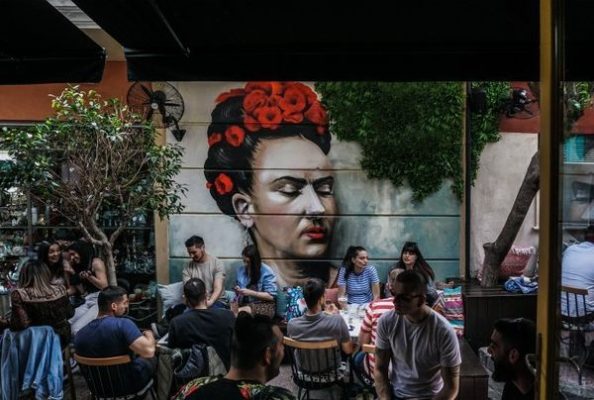 Γέμισαν κόσμο καφέ και εστιατόρια σε όλη τη χώρα