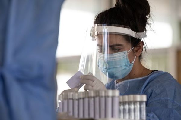 Αγωνία για τα κρούσματα και την μετάλλαξη Δέλτα