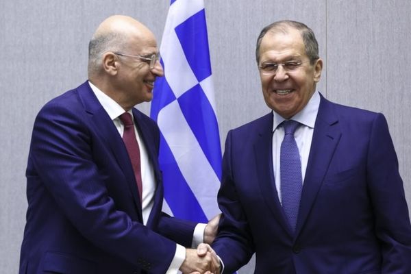 Τηλεφωνική επικοινωνία Δένδια - Λαβρόφ