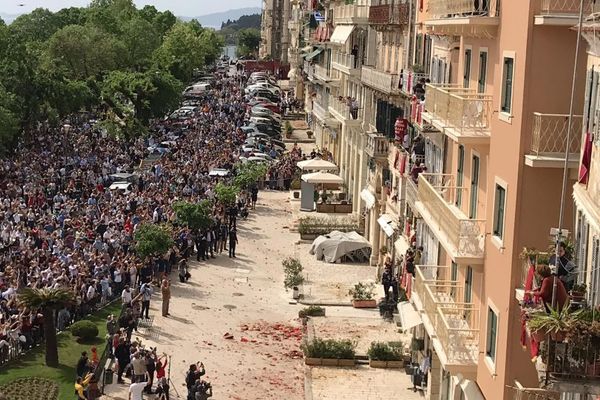 Κέρκυρα: Χιλιάδες κόσμου στην πρώτη Ανάσταση για το έθιμο των «μπότηδων»