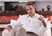 Στην Τήνο με το πλοίο της γραμμής ο Μητσοτάκης με τη Μαρέβα