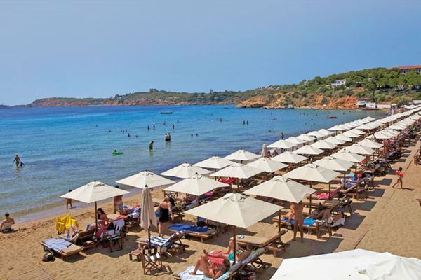 Στη θάλασσα οι Αθηναίοι για τα πρώτα μπάνια