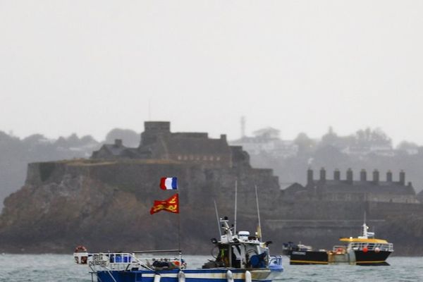 «Ναυμαχία» στην Μάγχη: Γαλλική τράτα πέφτει σε βρετανικό σκάφος