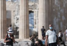 FT: Η Ελλάδα έχει δουλέψει σκληρά για να εκκινήσει τον τουρισμό