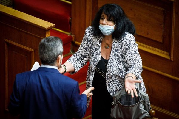 Σόου Βαγενά στη Βουλή γιατί διακινούνται ναρκωτικά εκεί που είναι το θέατρο της