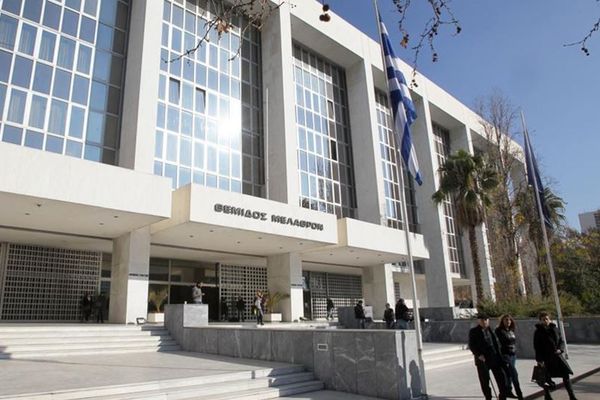 Κοινό υπόμνημα 6 πολιτικών για την Novartis: "Να βγει η κουκούλα από τους ψευδομάρτυρες"