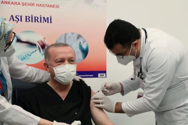 Πυρ ομαδόν κατά Ερντογάν για την Τρίτη δόση του εμβολίου