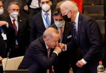 Σύνοδος ΝΑΤΟ: Κάτι σαν… χειροφίλημα από τον Ερντογάν στον Μπάιντεν