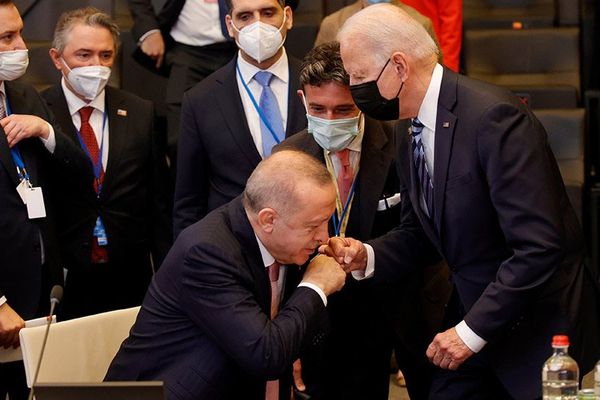Σύνοδος ΝΑΤΟ: Κάτι σαν... χειροφίλημα από τον Ερντογάν στον Μπάιντεν