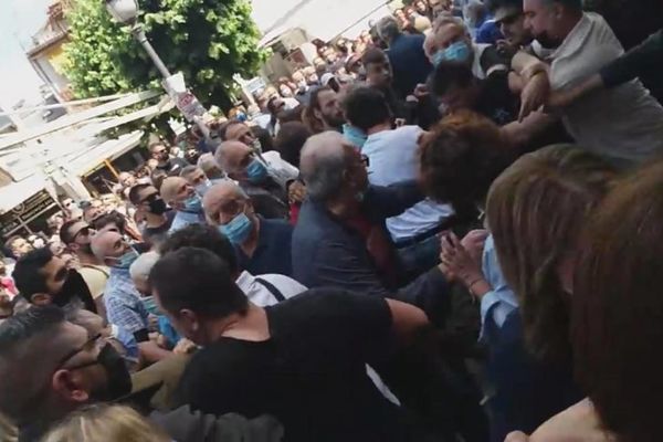 Μέλη του ΣΥΡΙΖΑ και αντιεξουσιαστές ήρθαν στα χέρια στη διαδήλωση στα Ιωάννινα