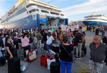 Αγανακτισμένοι ταξιδιώτες έδιωξαν τους επαγγελματίες συνδικαλιστές που εμπόδιζαν τον απόπλου καραβιών