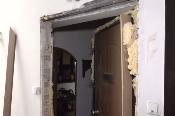 Γυαλιά-καρφιά από διαρρήκτες στην πολυκατοικία του Τσακαλώτου-Διέλυσαν 9 γραφεία
