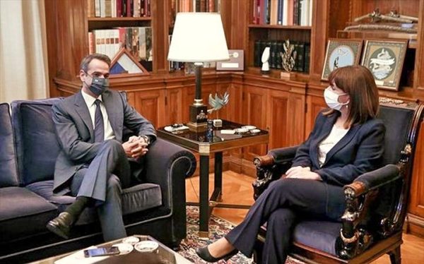 Με το άρθρο 25 του Συντάγματος απαντά ο πρωθυπουργός στους αντιεμβολιαστές