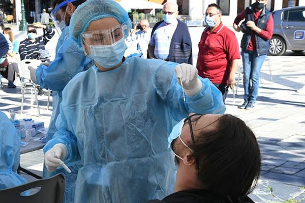 Σοκ με 21.657 νέα κρούσματα σχεδόν 10.000 στην Αττική