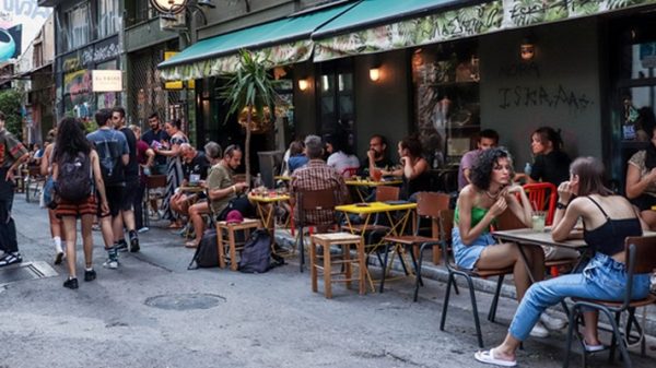 Σε κρίσιμη καμπή η πανδημία στη χώρα-Νέοι και ανεμβολίαστοι στα νοσοκομεία