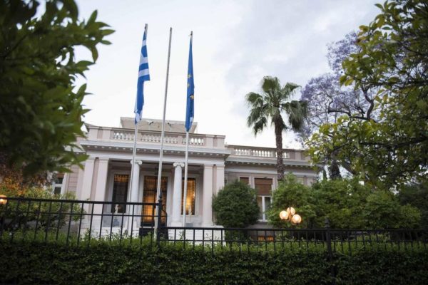 Οργή Μαξίμου κατά Τσίπρα - Βαξεβάνη για τον «πόλεμο λάσπης» κατά Μητσοτάκη και της συζύγου του