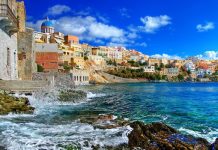 Πέντε νησιά κινδυνεύουν με lockdown εν μέσω καλοκαιριού