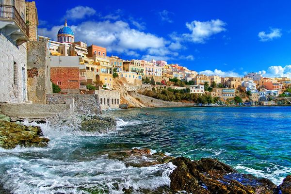Πέντε νησιά κινδυνεύουν με lockdown εν μέσω καλοκαιριού