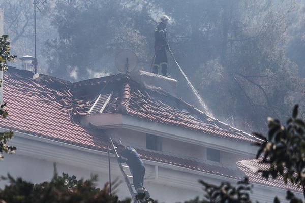 Μάχη με τις φλόγες σε Σταμάτα και Ροδόπολη-Κάηκαν σπίτια και ΙΧ