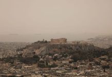 Ο καπνός από τα Βίλια κάλυψε τον ουρανό της Αθήνας – Μαίνεται η φωτιά