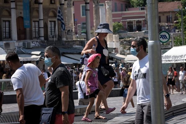 Μειωμένα κρούσματα, αύξηση θανάτων και ασθενών στα νοσοκομεία