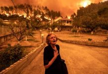Η απελπισία της γυναίκας στην καταστροφή της Εύβοιας κάνει το γύρο του κόσμου