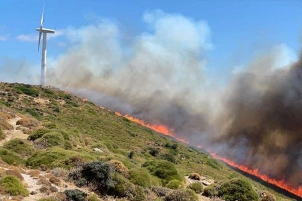 Νέα φωτιά στην Εύβοια πάλι δίπλα στις ανεμογεννήτριες