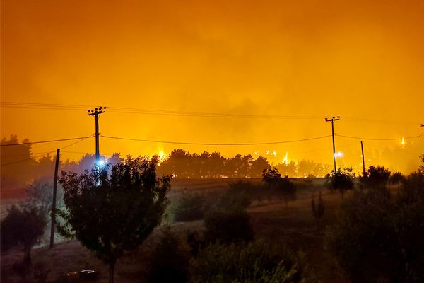 Σε πύρινο κλοιό η χώρα: Μέτωπα σε Αττική, Εύβοια, Ρόδο, Μεσσηνία, Γρεβενά, Κόνιτσα, Χαλκιδική, Φωκίδα