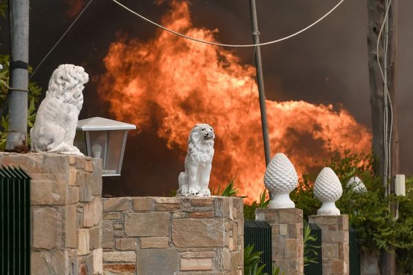 Δικηγόρος προσεύχεται να καούν Εκάλη-Καστρί για να πέσει η κυβέρνηση!