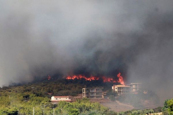Μάχη με τις φλόγες σε Κερατέα και Βίλια – Για ενδείξεις εμπρησμών μιλάνε οι δήμαρχοι
