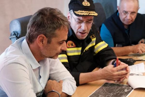 Στο Συντονιστικό της Πυροσβεστικής ο Μητσοτάκης-Φωτιές σε Εύβοια, Μεσσηνία, Λακωνία, Κω, Καλάβρυτα