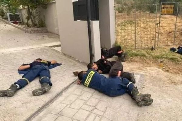 Φωτιά στην Αττική: Συγκινεί η φωτογραφία με τους εθελοντές πυροσβέστες στις Αφίδνες