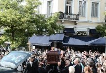 Η Έλληνες αποχαιρετούν τον Μίκη Θεοδωράκη